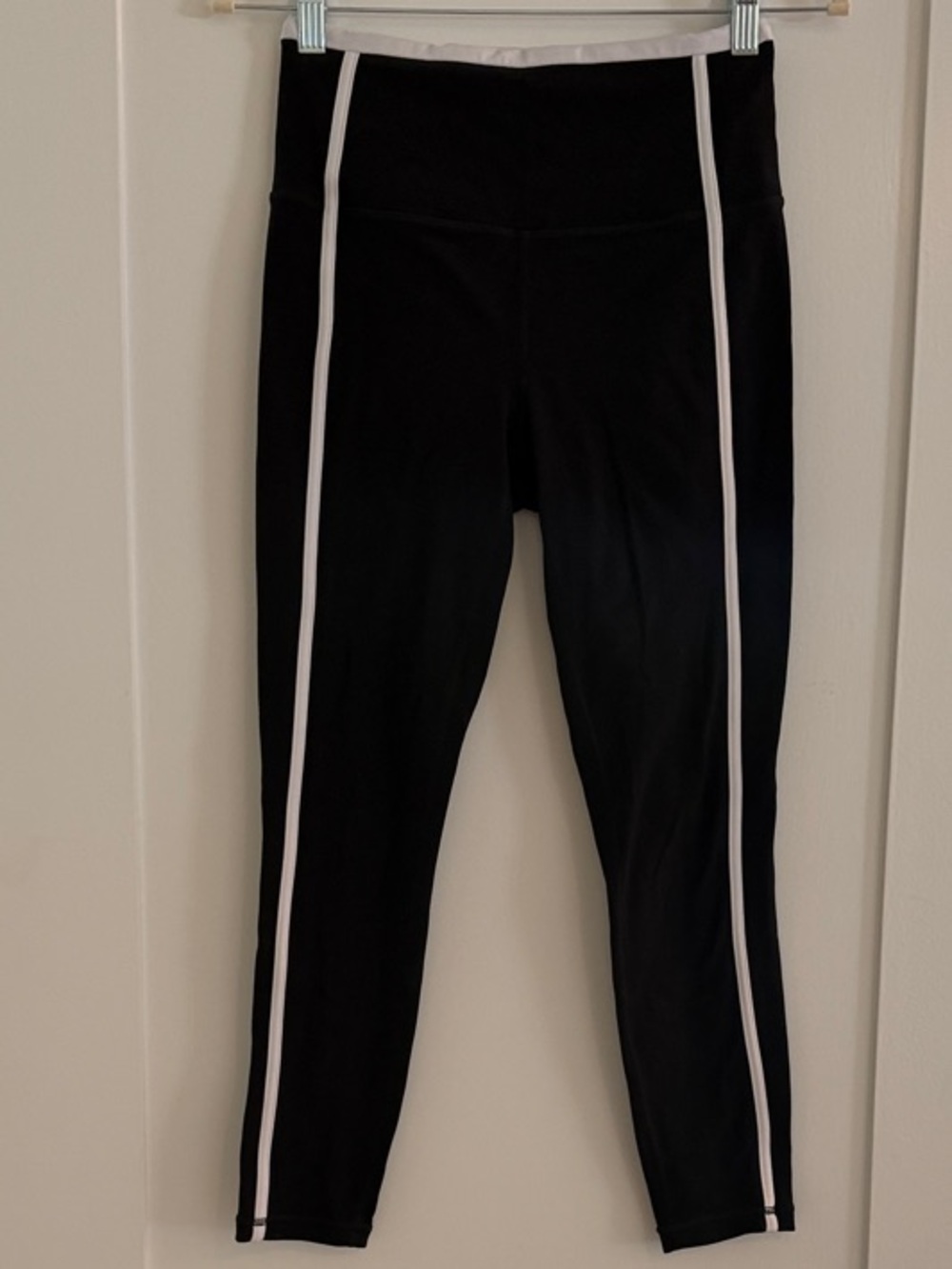 Athleta Salutation Stash 7/8 Tight in Black with White Piping | Size Small